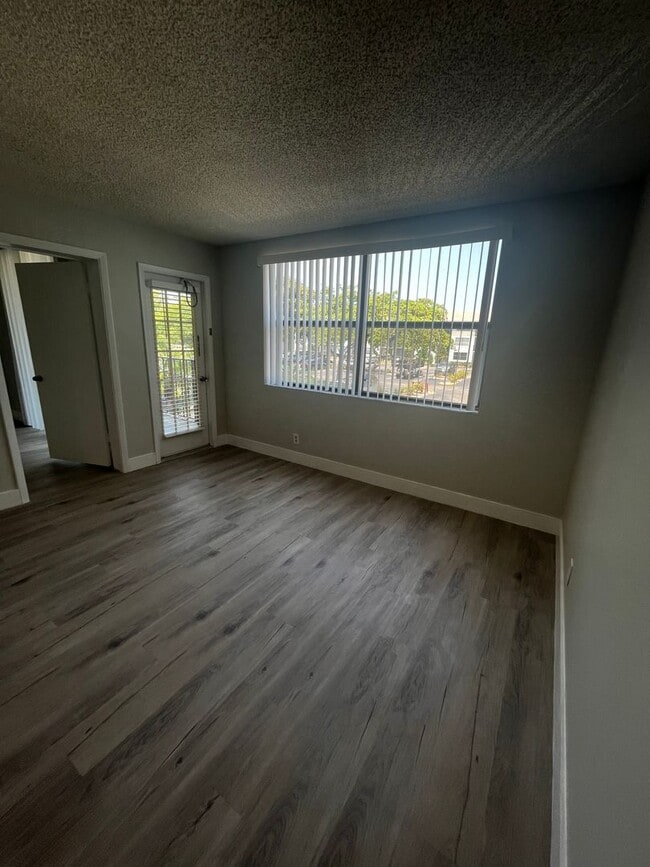 Building Photo - ONE BEDROOM ONE BATHROOM ! WITH W/D!!