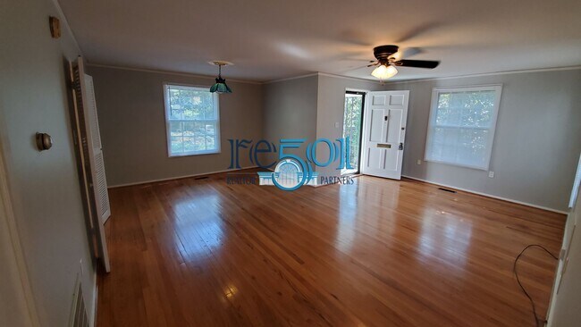 Foto del edificio - Coming Soon! Heights bungalow in GREAT school district awaits you