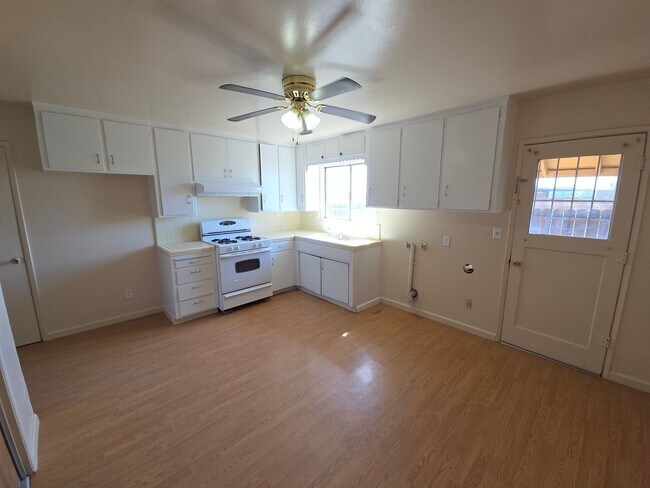 Building Photo - L. Street Duplex