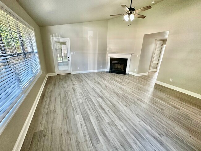 Foto del edificio - 8022 Brookside Ln