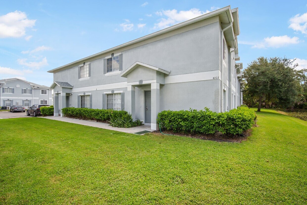 Foto principal - Riverwalk Retreat: Updated 3BR Townhome in...