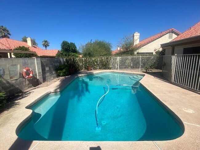 Building Photo - GILBERT HOME WITH PRIVATE POOL WALKING DISTANCE TO FREESTONE PARK