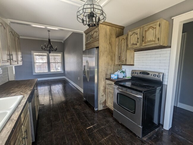 Building Photo - Adorable Two Bedroom House