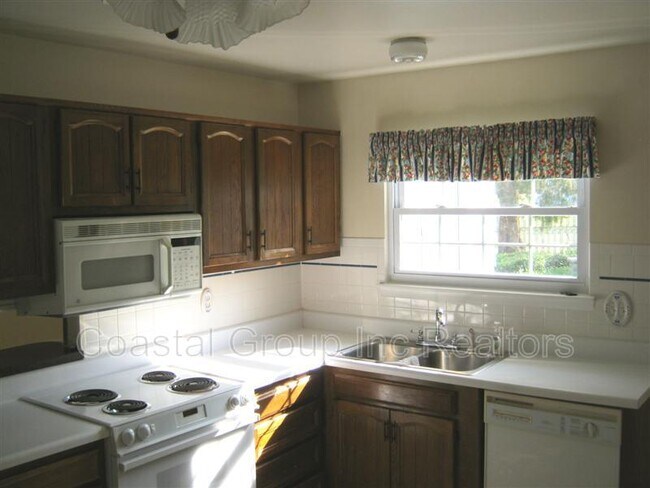 Building Photo - 5137 Janet Dr