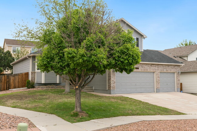 Building Photo - 4-Bedroom Home with Main-Level Suite, Gran...