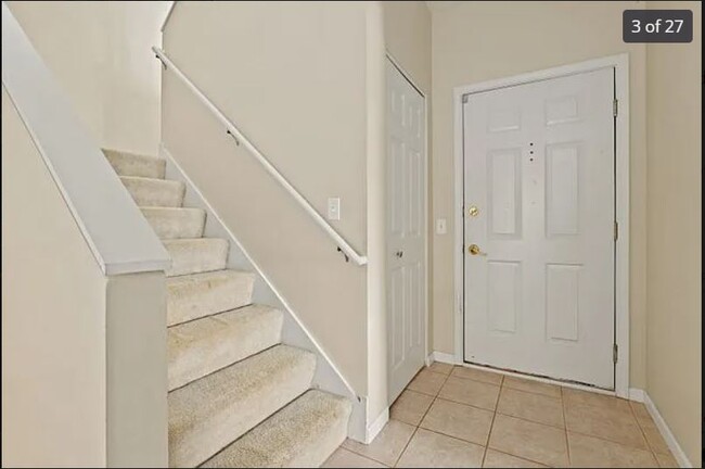 Entry way - 3333 Stratford Ct