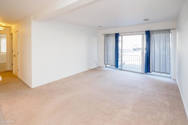 Building Photo - 2 br, 1 bath  - 742 W Kilgore Rd Apt 208