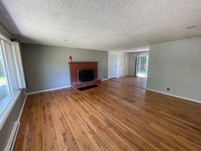 Foto del edificio - Pet Friendly 3 Bedroom with Spacious Yard!