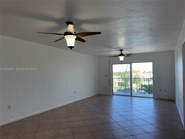 Foto del edificio - 2600 NE 135th St
