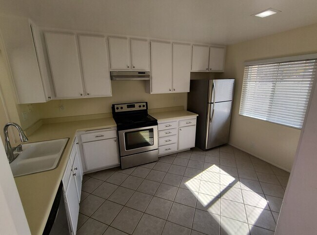 Building Photo - 2 Bed, 2 Bath Upper Unit in La Jola