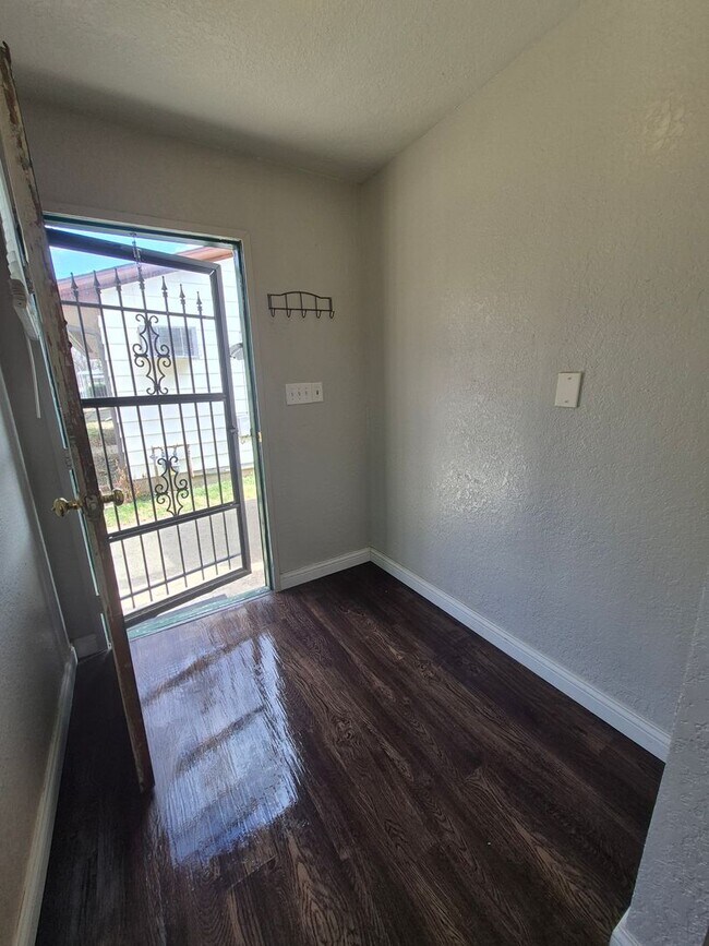 Building Photo - Cozy Ranch Home