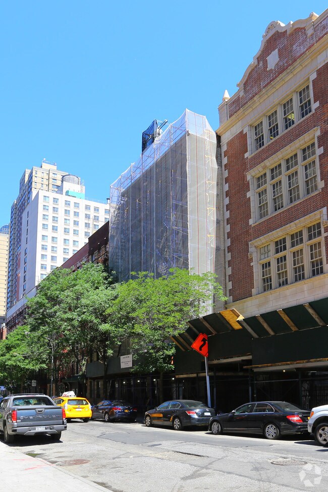 Building Photo - 319 E 95th St