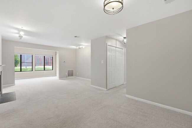 Foto del edificio - Contemporary design meets exceptional space in this inviting ground level residence, offering eff...