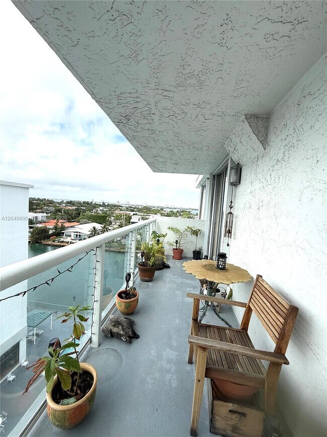 Foto del edificio - 10000 W Bay Harbor Dr