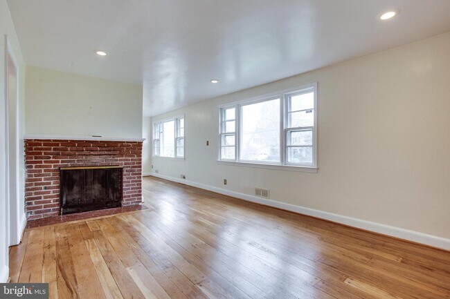 Building Photo - 6529 Chesterfield Ave