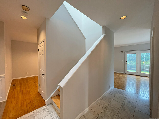 Building Photo - 28 Home Pl