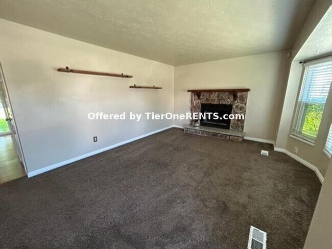 Building Photo - Beautiful home 4 bed/2 bath in a great loc...