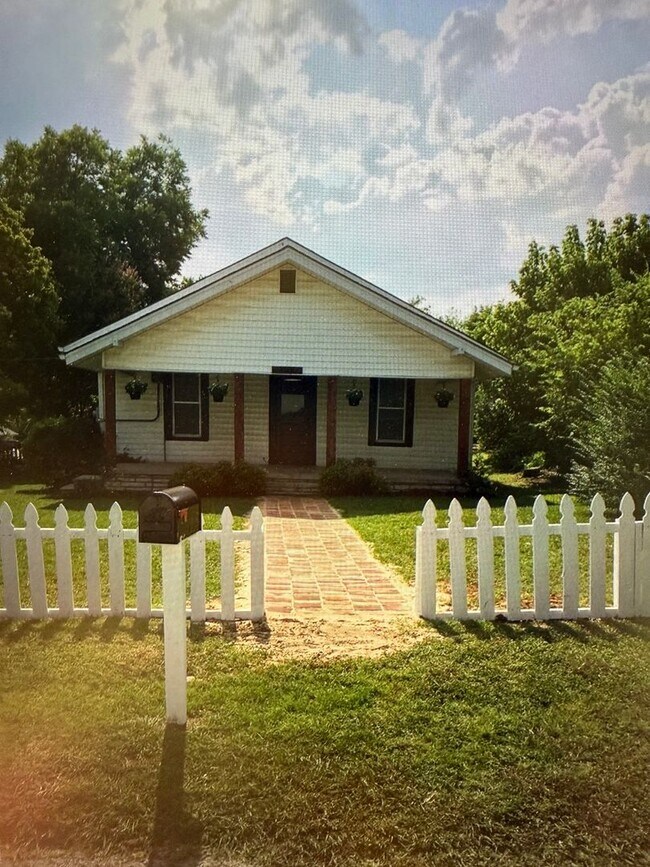 Building Photo - Charming 2 bed 2 bath 1 car garage AND 2 CAR CARPORT!!  Modern Farmhouse with Glassed in Sunroom!