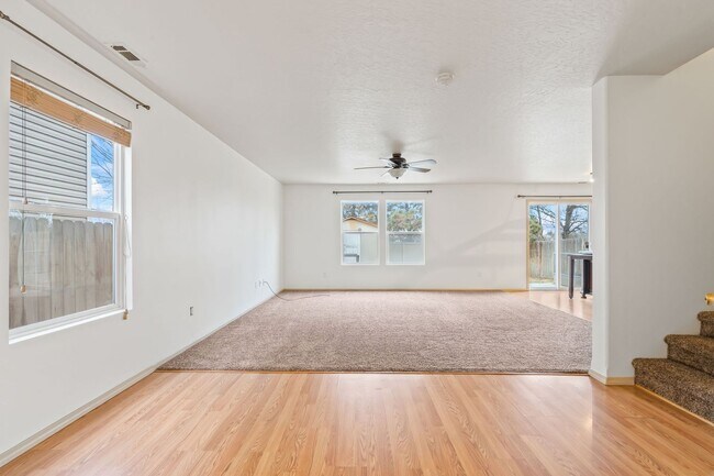 Building Photo - 3BD/2.5BA/2-CAR GARAGE IN SW BOISE!