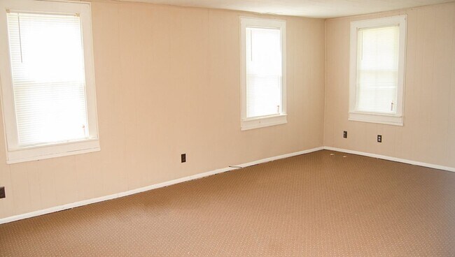 Building Photo - 3 Bedroom / 1 Bathroom Available August 2024