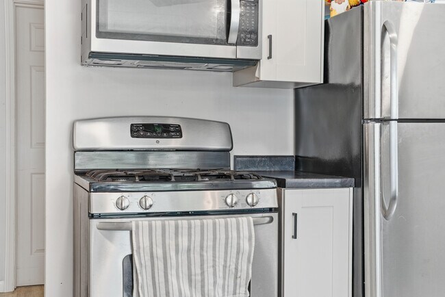 Foto del edificio - 3838 Regent Ave N