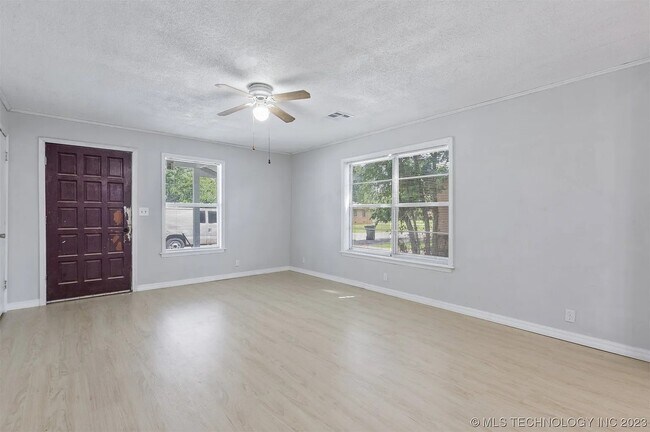 Building Photo - 120 E Elm St