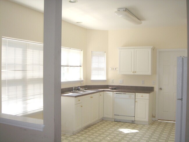 Building Photo - Student friendly! Large 5 BR, near WB and UNCW fireplace,  2 car garage , deck