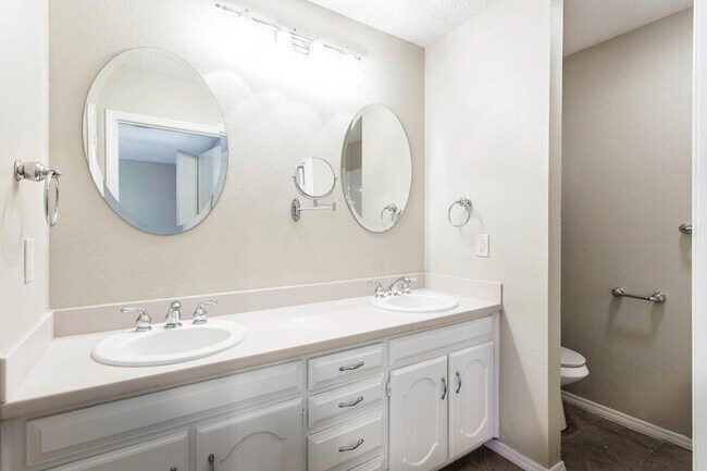 Building Photo - 3700 Village Glen Trail Arlington