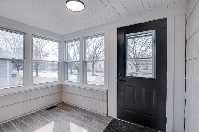 Building Photo - 1520 N Prairie Ave