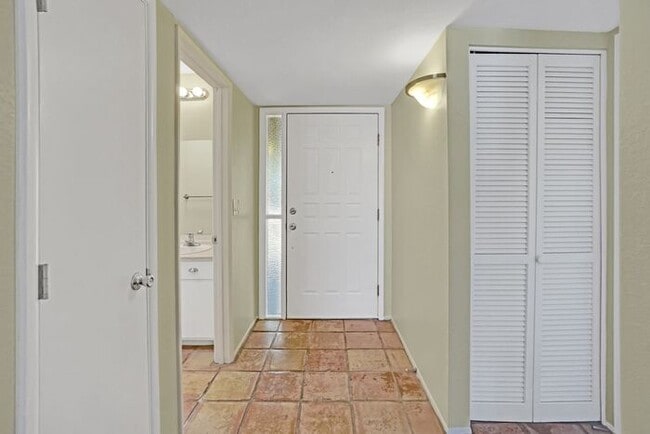 Building Photo - Vaulted Elegance in Old Spanish Trail