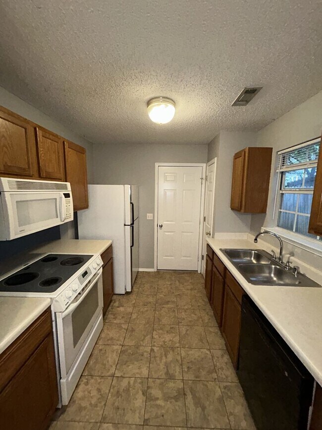 Building Photo - Charming 3-Bed, 2-Bath Home with Garage in...