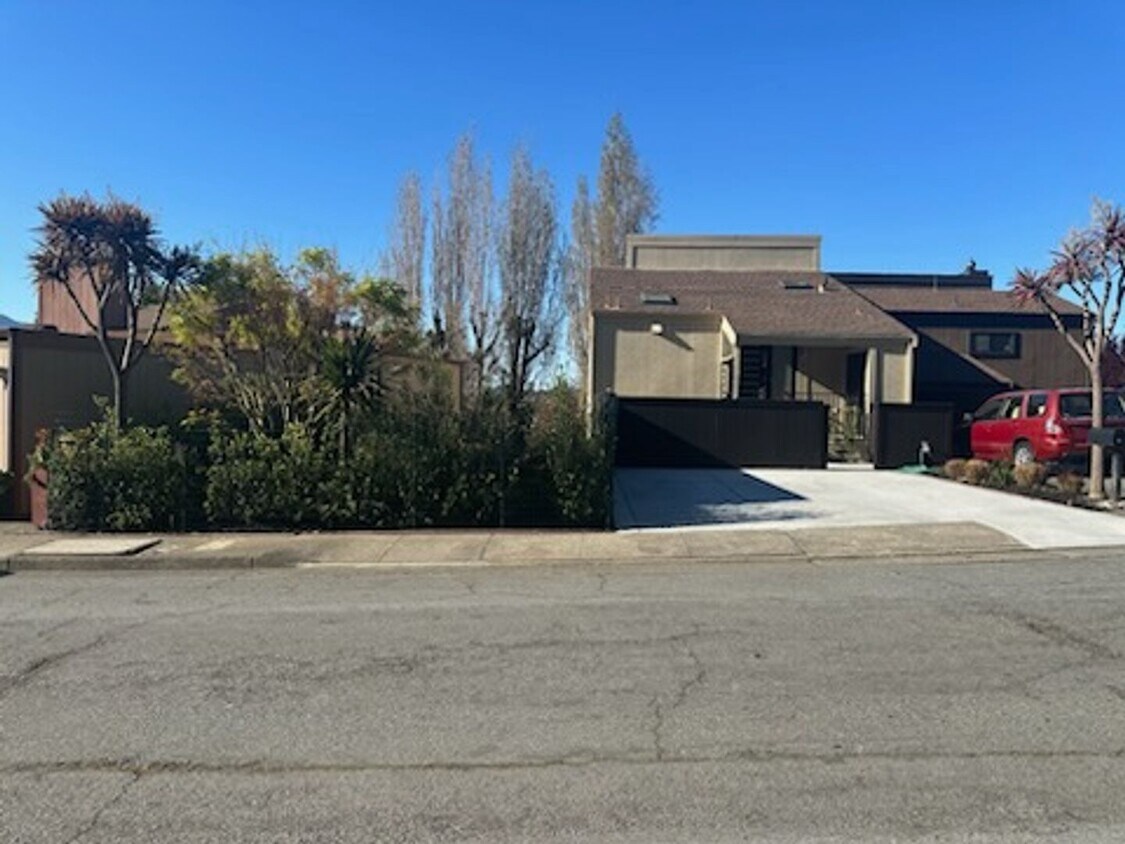 Primary Photo - WONDERFUL THREE BEDROOM UPDATED TOWNHOUSE ...