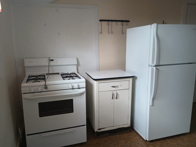 Kitchen appliances - 309 S 16th St
