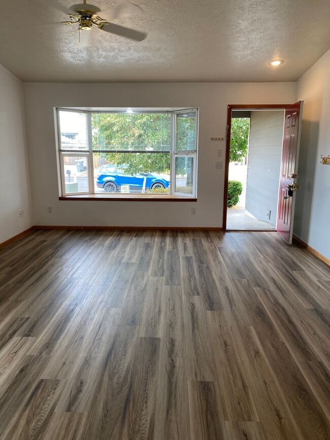 Building Photo - Spacious 3-bedroom/1 bath duplex in Albany!