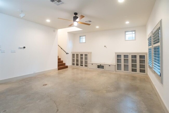 Building Photo - 610 W Live Oak St