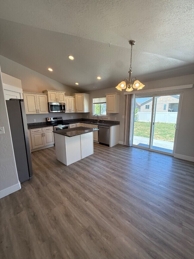 Building Photo - 1375 E Rachel Way