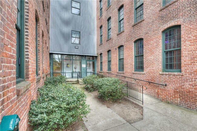 Building Photo - 407 Pine St