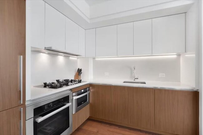 Foto del edificio - 605 W 42nd St