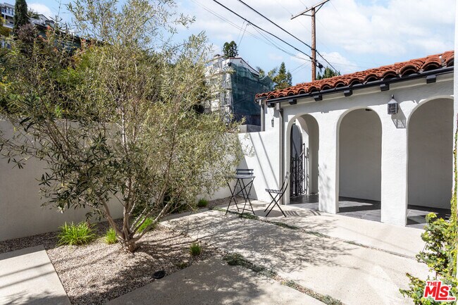 Building Photo - 1820 Redesdale Ave