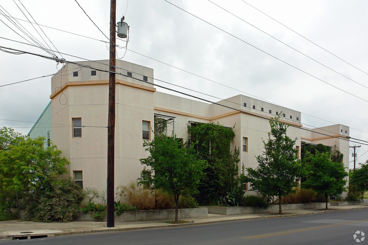 Building Photo - 716 S Presa St