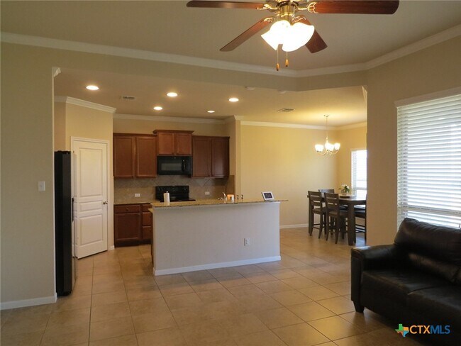 Foto del edificio - 5623 Blackstone Dr