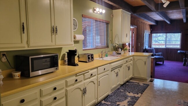 Building Photo - Spacious 6 Bedroom 5 Bathroom Within Walki...