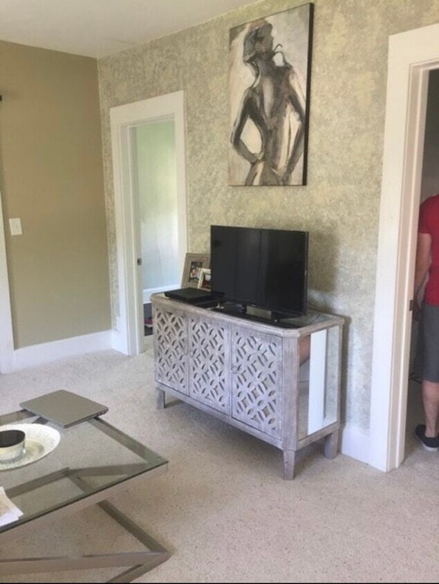 Living room - 612 44th St