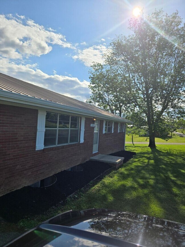 Foto del edificio - Charming 3-Bedroom Brick Home in Town – Newly Remodeled!