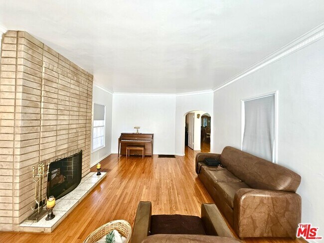 Foto del edificio - 2211 W 78th Pl