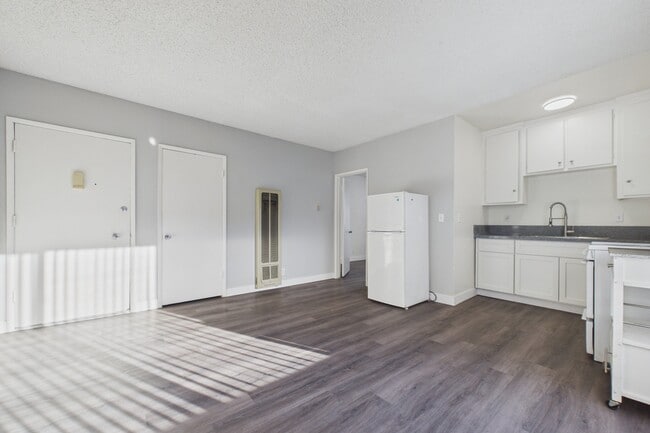 Building Photo - Cedar Court Apartments