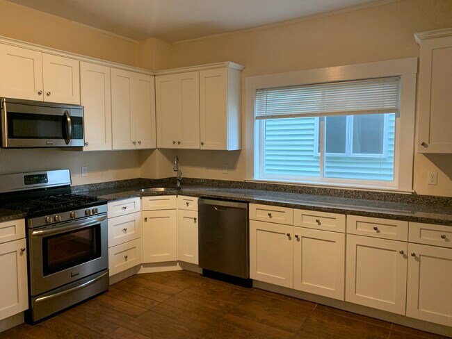 Building Photo - 246 W 5th St