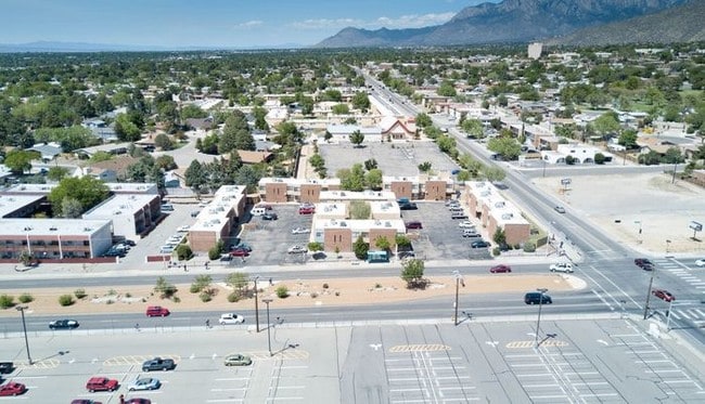 Foto del edificio - 12621 Lomas Blvd NE