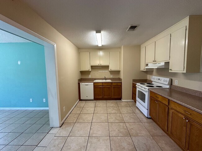 Building Photo - 3 bedroom 2 bath home located in the heart...