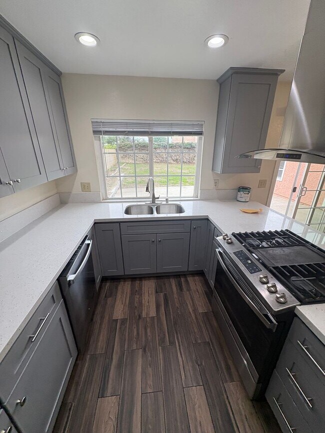 Foto del edificio - Don't miss out on this single story in Ontario- completely remodeled!